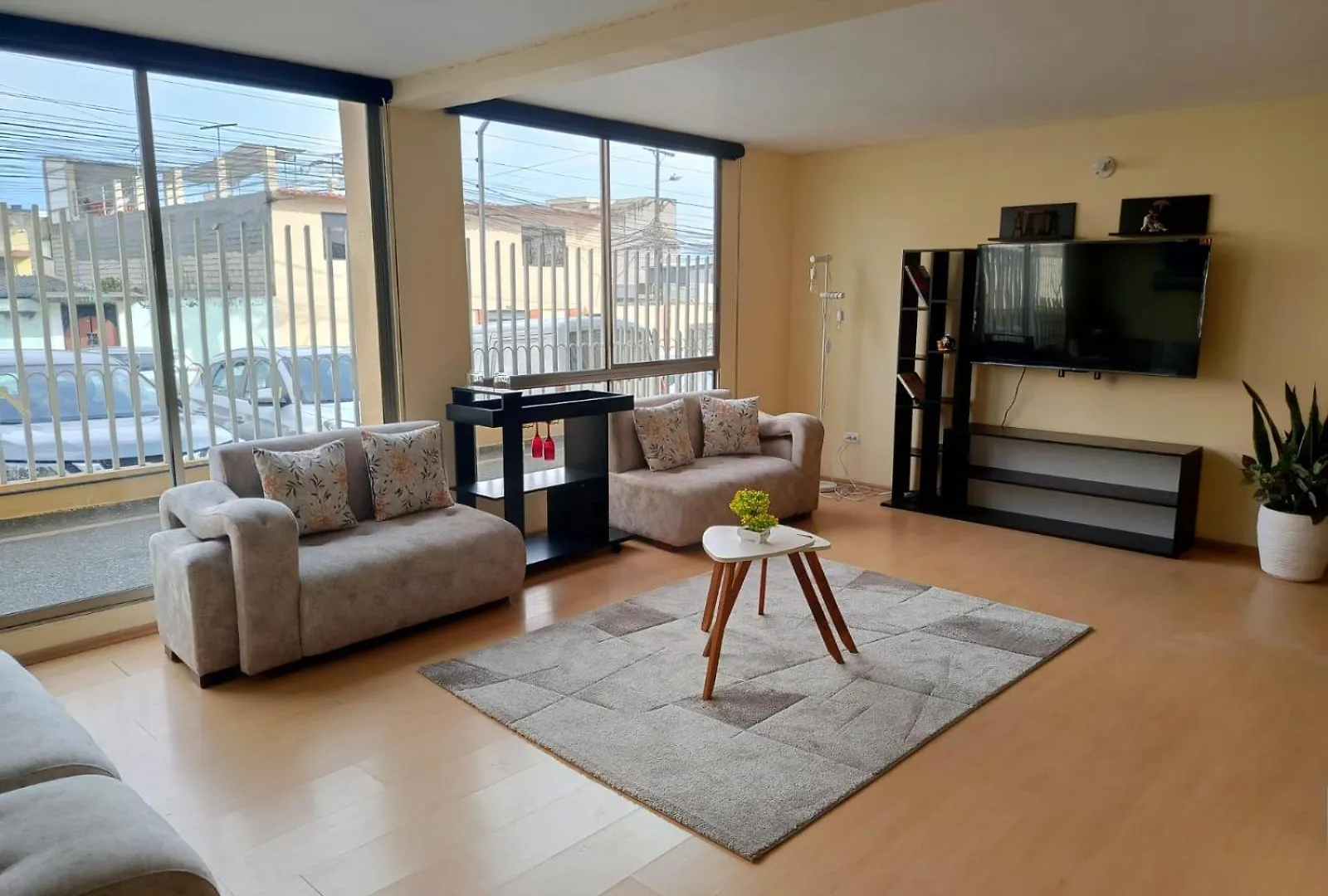 Homestay Spacious Private Rooms Close To American Embassy Quito